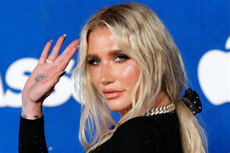 ke$ha nude|Kesha Poses Nude in Vacation Photo After Leaving Dr. Lukes。